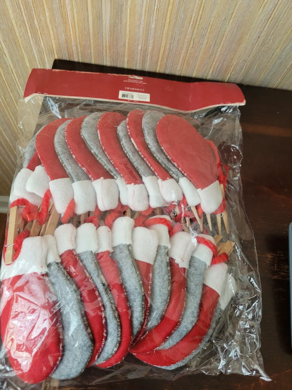 Demdaco Red and Gray 24 Mittens Countdown Garland. NWT